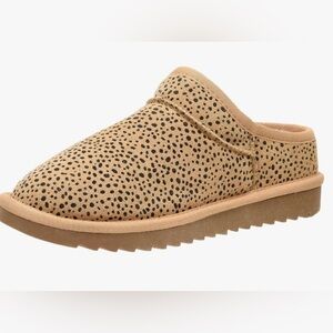 Cushionaire faux shearling clog